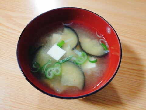 豆腐と米なすとねぎの味噌汁